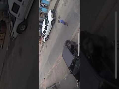 CÂMERAS DE SEGURANÇAS REGISTRAM TENTATIVA DE ROUBO A MÃO ARMADA DE VEÍCULO NO CENTRO DE JUQUITIBA RUA SEBASTIÃO GREGORINI.