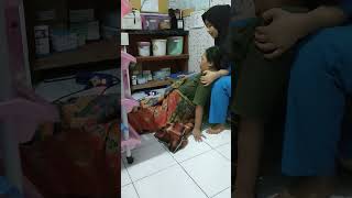 Download lagu IBU MERASA NYAMAN DUDUK DI LANTAI SAMBIL MENAHAN SAKIT mp3