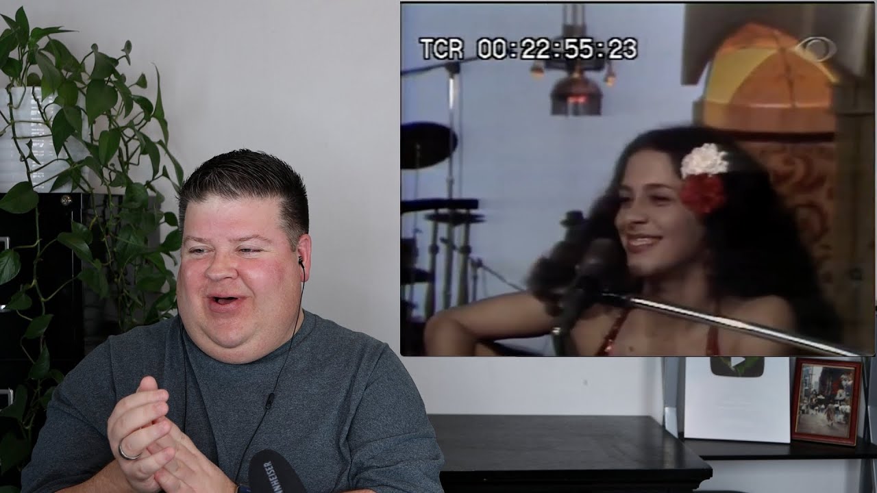 Voice Teacher Reacts to Gal Costa - Volta