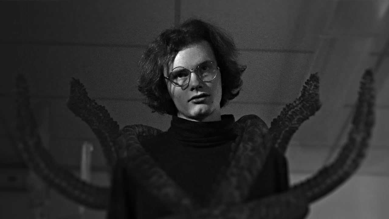 Miniature de la vidéo The Art of Descent- Student Noir Horror Short du film The Art of Descent