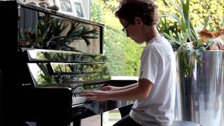 Jonge pianist speelt een liedje van Jan Smit, Cupido