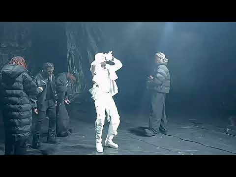 Playboi Carti performing H00DBYAIR