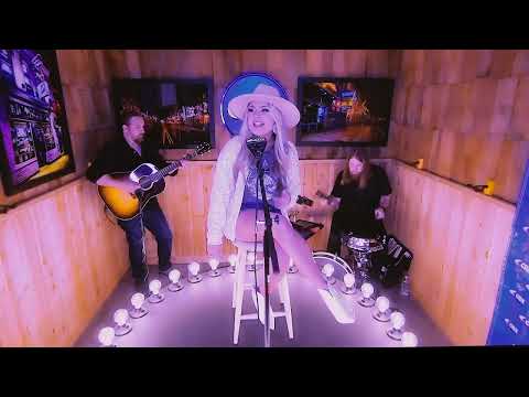 "What Would Dolly Do" by Janelle Arthur LIVE and acoustic
