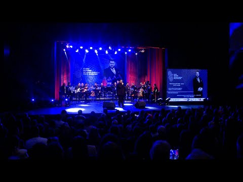 Këngëtari Edi Furra, mban koncert solistik për 25 vjetorin e fillimit të karrierës