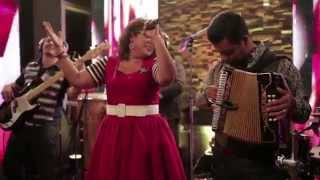 La Santa Cecilia canta Monedita en Terra Live Music