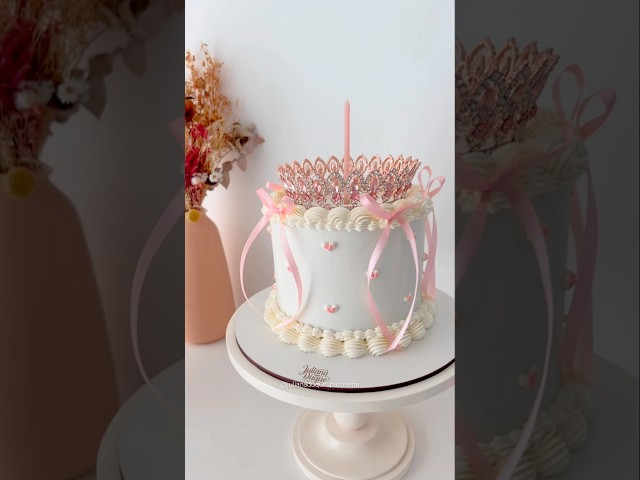 Vídeo relacionado con CHAOTEMAI Corona Cumpleaños Retro Corona para Tarta de Cumpleaños Moderno y Versátil Coronas Cristal Blanco Tiaras Novia para Bodas Bailes Espectáculos Infantiles Festivales Parques Temáticos