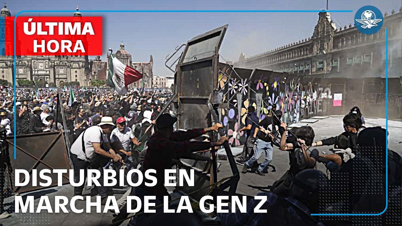 Manifestantes derriban vallas de Palacio Nacional; se enfrentan con policías