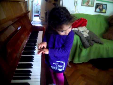 Yara cantando happy birthday al piano2