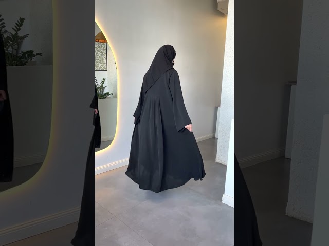 عباية كلوش عملية مزينة بكسرات لاكثر اطلالة