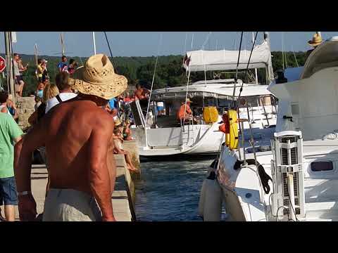 Yacht crasht im Kanal von Osor.... einfach zu wenig speed