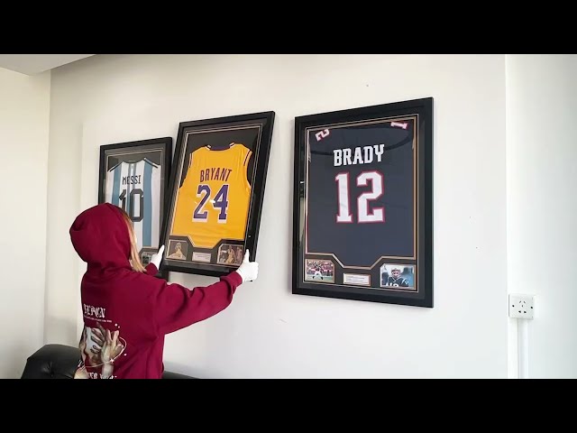 Vídeo relacionado con Snap Sports Jersey Wall Display Case Shadow Box, 20 Inches x 30 Inches, Black Vitrina de Pared, Acrílico, Negro