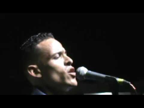 DOUGLAS- LA VOZ BRILLANTE DE LA SALSA.