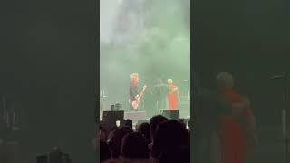Download lagu Green Day being rushed off stage at Detroit concert  #greenday mp3