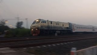 Download lagu MOMENT LOKOMOTIF CC 203 LIVERY VINTAGE PJKA MELAJU DI TIKUNGAN BESAR STASIUN TARIK mp3
