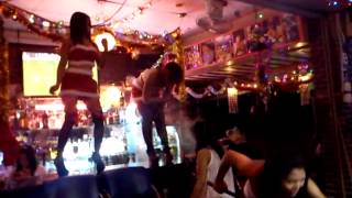 Download lagu Sexy bargirl coyote dancing pattaya 2013 christmas outfit mp3