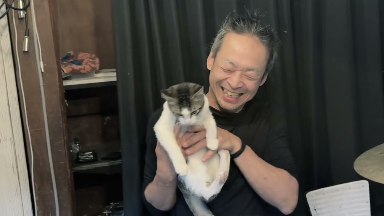 ハルカミライさんの世界を終わらせてを叩きました