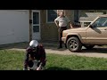 Hank Gare La Voiture Et Récupère Le Journal Pour Charlie Fou D Irène Jim Carrey