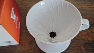 Hario plastový dripper na kávu V60-02 bílý