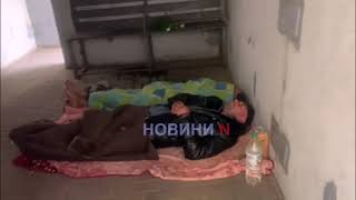В Николаеве укрытия на остановках для одних стали туалетом, а для других — ночлежкой (фоторепортаж)