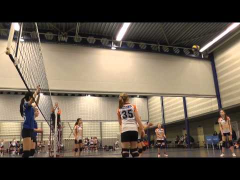 Fleur volleybalt in Bergschenhoek bij Volley2B