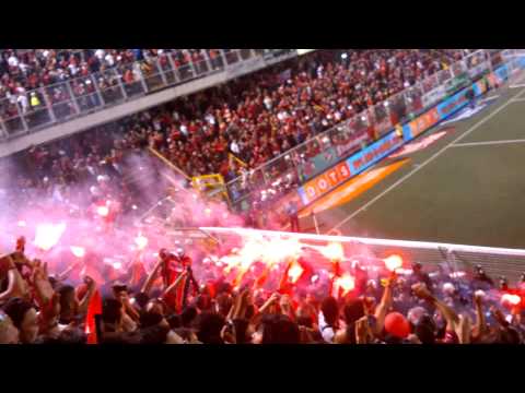 "Locura en la Popular" Barra: La 12 • Club: Alajuelense