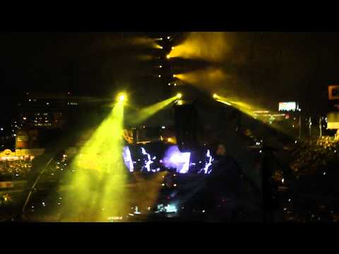 U2 Space Oddity - Even better than the real thing (360° Tour - Anaheim 06/17/11)