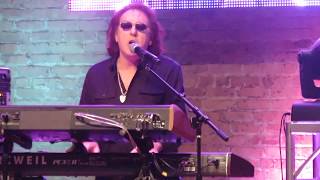 Denny Laine Surprises Tribute Band and Plays Go Now with them