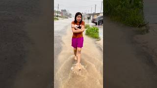 A menina precisava de um guarda chuvas 😃 #funny #shorts