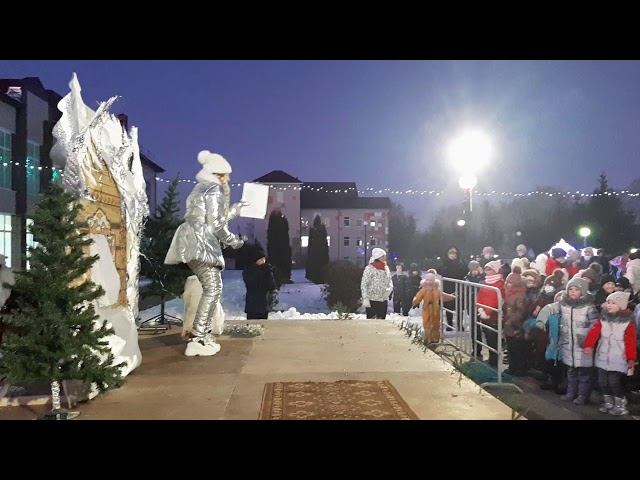 Открытие городской елки у здания районного Дома культуры