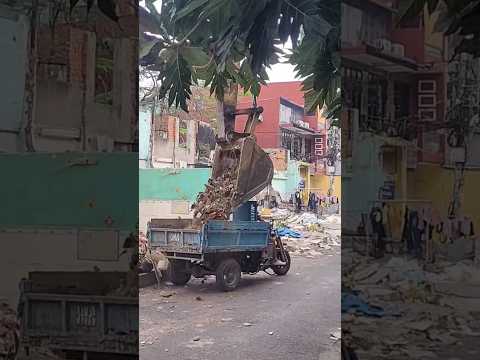 Xe cuốc đổ xà bần vào xe ba gác máy trên đường Mạc Vân Q8 cũ