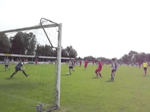 Rene van Soelen scoort de 1-0 van Tricht tegen De Alblas (10-9-2011)