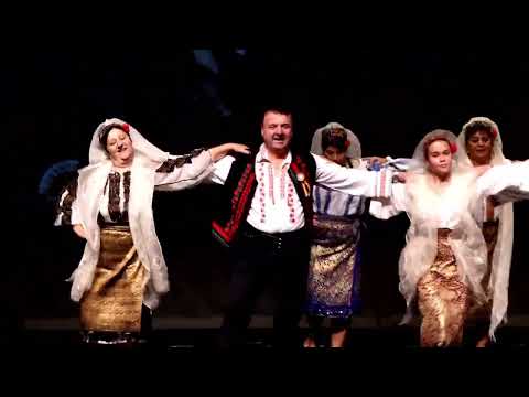 Ansamblul Folcloric"Florile Malului'din Malu cu Flori la spectacolul de la Ateneul Național din Iași