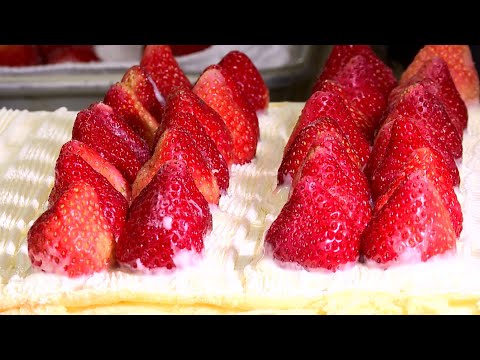 台灣團購名店草莓戚風蛋糕生產線 Strawberry Chiffon cake production in Taiwanese dessert group buying champion store.
