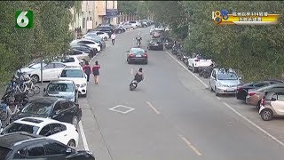Download the video "【1818黄金眼】马路上炫车技，电动车S型走位被撞飞"