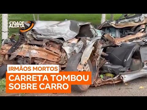 Caminhão tomba em cima de carro em rodovia e mata quatro pessoas