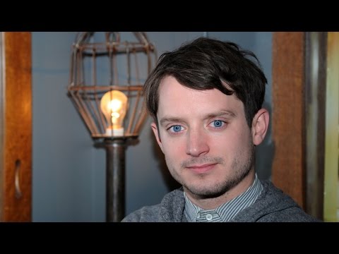 イライジャ・ウッド、ハリウッドには子どもの性虐待問題があると発言 (Elijah Wood Says Hollywood Has A Child Sex Abuse Problem)