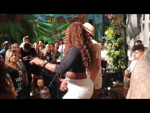 Xande de Pilares e Gabrielzinho do Irajá versando no DVD do pagode da tia Gessy