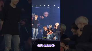 Download lagu Remember When Jin Fall On Stage 😅 Wait For BTS's Reaction 😂😂 #shorts#jin#fall mp3