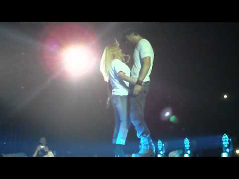 enrique in hasselt 4 april 2011 grijpt fan bij de borsten