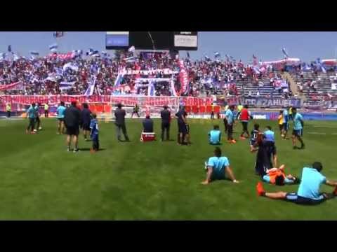 "BANDERAZO "Porque es una locura total" Madres vs UC APERTURA 2015-16" Barra: Los Cruzados • Club: Universidad Católica