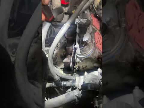 Cambiando los botadores de esta Chevy Silverado . Esta sonando mucho.