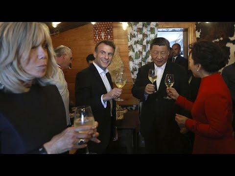 وجبة من لحم الخنزير وفطيرة توت ورقصة تقليدية.. ماكرون يصطحب شي قرب منزل جدته