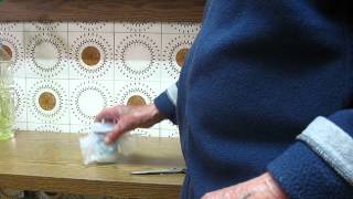 גומיות לשמירת מצרכי מזון (ידידנו היקר משה רצון ז"ל) - התמונה מוצגת ישירות מתוך אתר האינטרנט יוטיוב. זכויות היוצרים בתמונה שייכות ליוצרה. קישור קרדיט למקור התוכן נמצא בתוך דף הסרטון