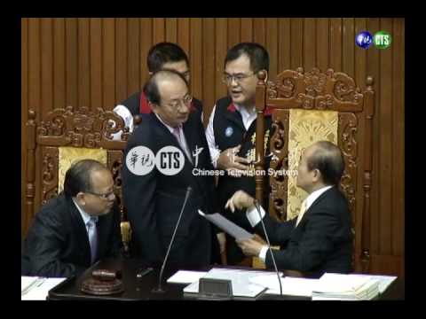 表決過程和平 僅獨派脫褲抗議