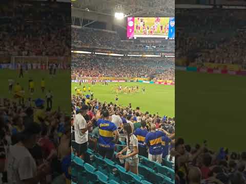 "LA HINCHADA DE BOCA COPÓ MIAMI E HIZO UNA FIESTA ANTE BAYERN MUNICH " Barra: La 12 &bull; Club: Boca Juniors