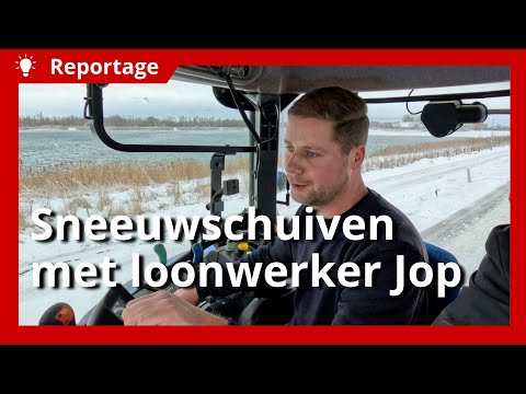 Loonwerker Jop maakt de wegen sneeuwvrij met zijn trekker