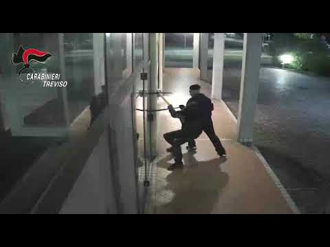 Bancomat fatto saltare: i banditi in azione