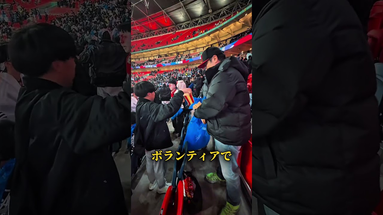 サッカーワールドカップの会場のゴミをボランティアで持ち帰る日本人サポーター