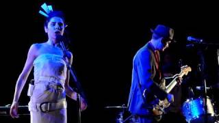 PJ Harvey & John Parish - Urn With Dead Flowers In A Drained Pool [Live]