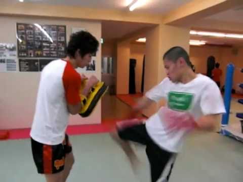 ホーストジム会員児玉正志、ミドルキック連打！